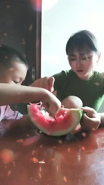偷拍吃瓜被发现,尴尬场面引网友热议