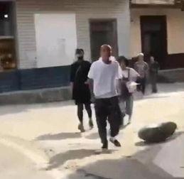 偷拍吃瓜被发现,尴尬场面引网友热议