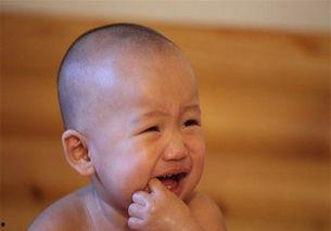 抱着娃吃瓜,抱着娃一起享受悠闲吃瓜时光