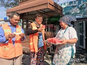 5兄弟吃瓜,共享夏日甜蜜时光