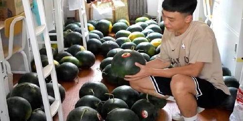 宿舍吃瓜现场,一场舌尖上的狂欢