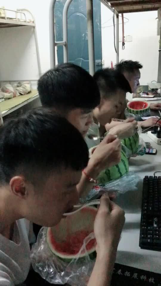 宿舍吃瓜现场,一场舌尖上的狂欢