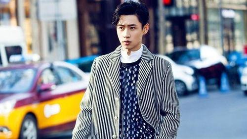 瓜地吃瓜魏晨,魏晨演绎夏日清新风