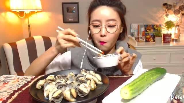 王阿姨吃瓜,瓜香四溢的悠闲时光