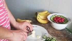 王阿姨吃瓜,瓜香四溢的悠闲时光