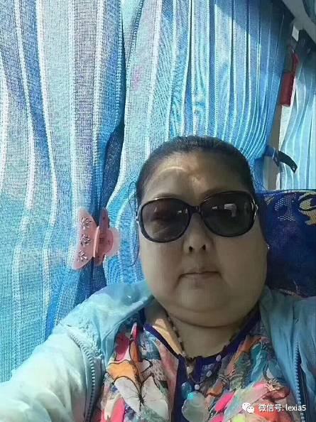 王阿姨吃瓜,瓜香四溢的悠闲时光