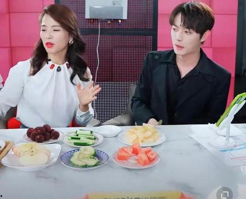 刘涛夫妇吃瓜,甜蜜瞬间曝光，网友直呼太幸福