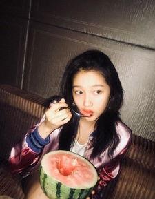 吃瓜的网友图片,吃瓜网友视角下的娱乐圈风云