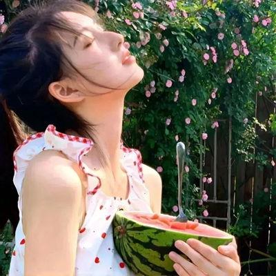 简单吃瓜头像女孩图片,简单吃瓜头像女孩的清新魅力