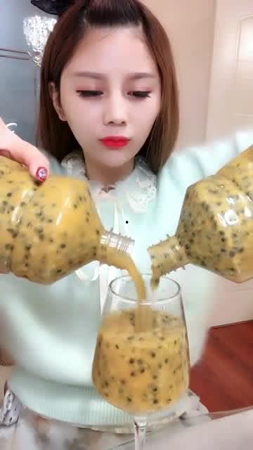 吃货主播吃八月瓜