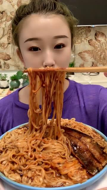 吃货主播吃八月瓜