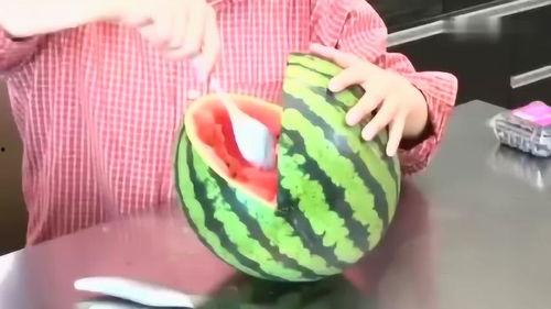 东北吃瓜的视频,揭秘东北特色美食背后的故事