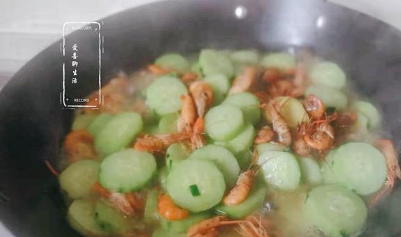 盘腿吃瓜,品味生活百态