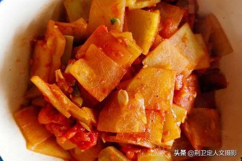 洪洞村吃瓜,瓜香四溢，共度欢乐时光